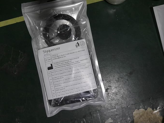 2 PCS Fish Feeding Rings,Black Fish Feeder Round and Square Aquarium Floating Food Feeder Circle with Suction Cup Prevent Water Turbulence from Washing Food into Filter for Guppy, Goldfish and Other